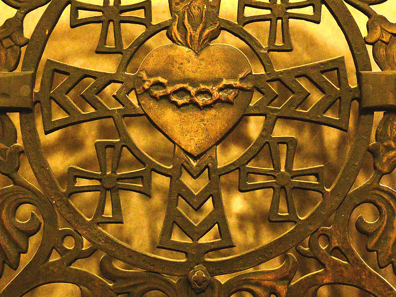 Una cruz de oro labrada