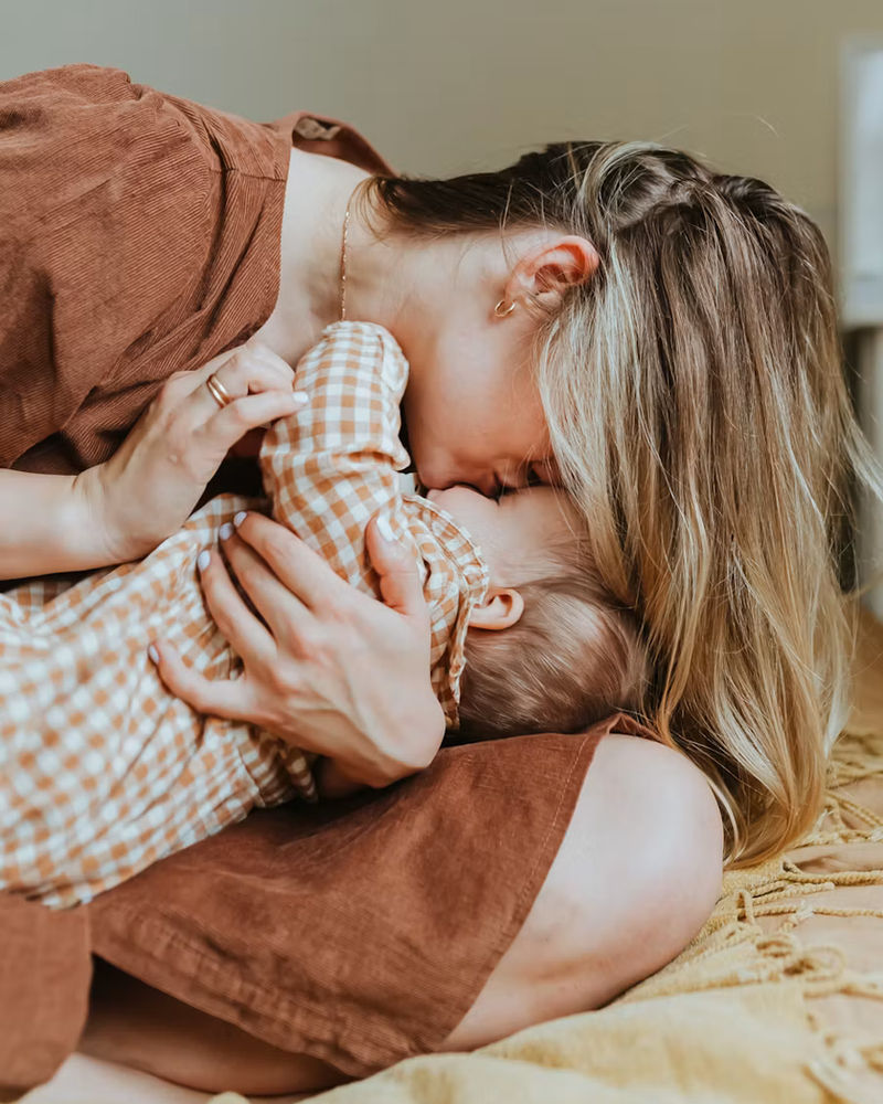 Un padre o una madre con un niño dormido