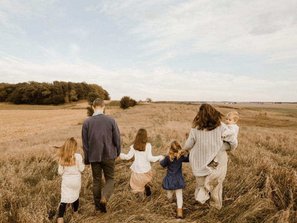 Una familia caminando por un campo