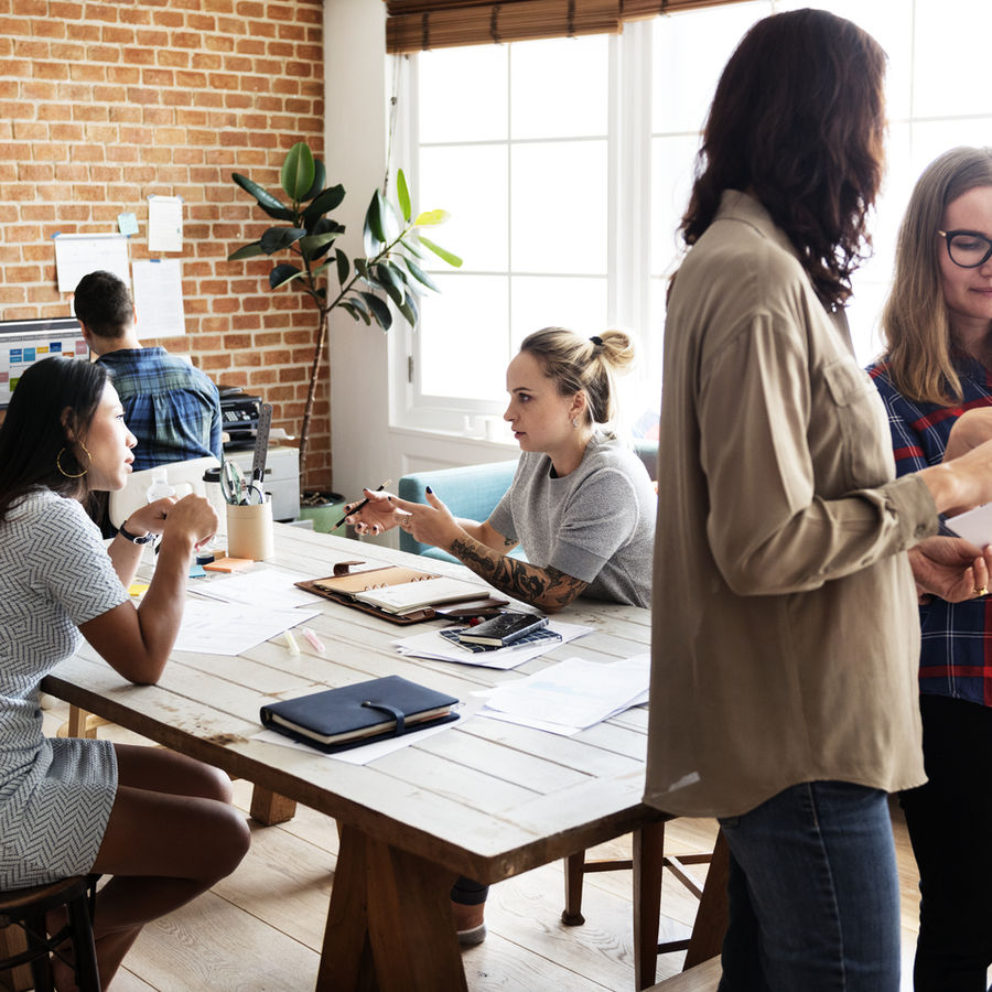 Personas reunidas alrededor de una mesa