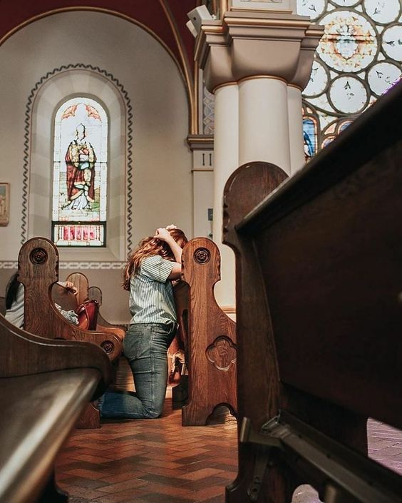 Oración en una banca de la iglesia