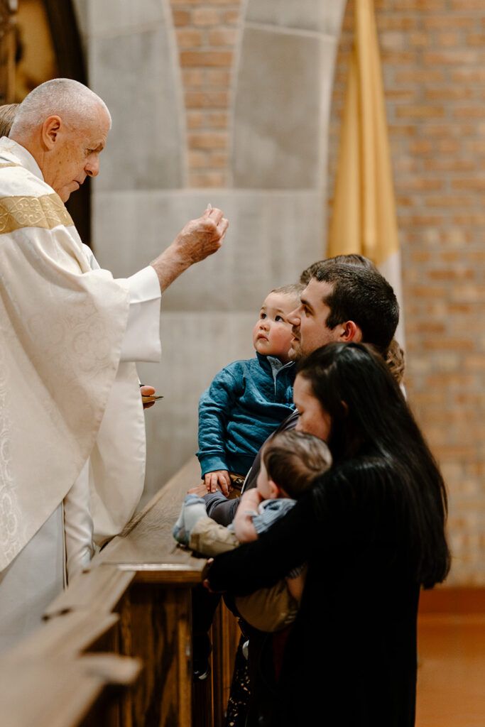 Un sacerdote bendiciendo a una familia