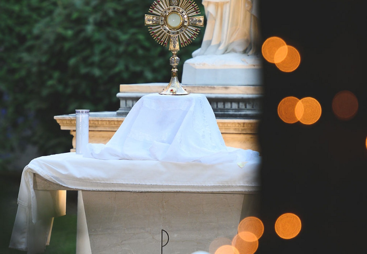 El Santísimo Sacramento en un altar al aire libre