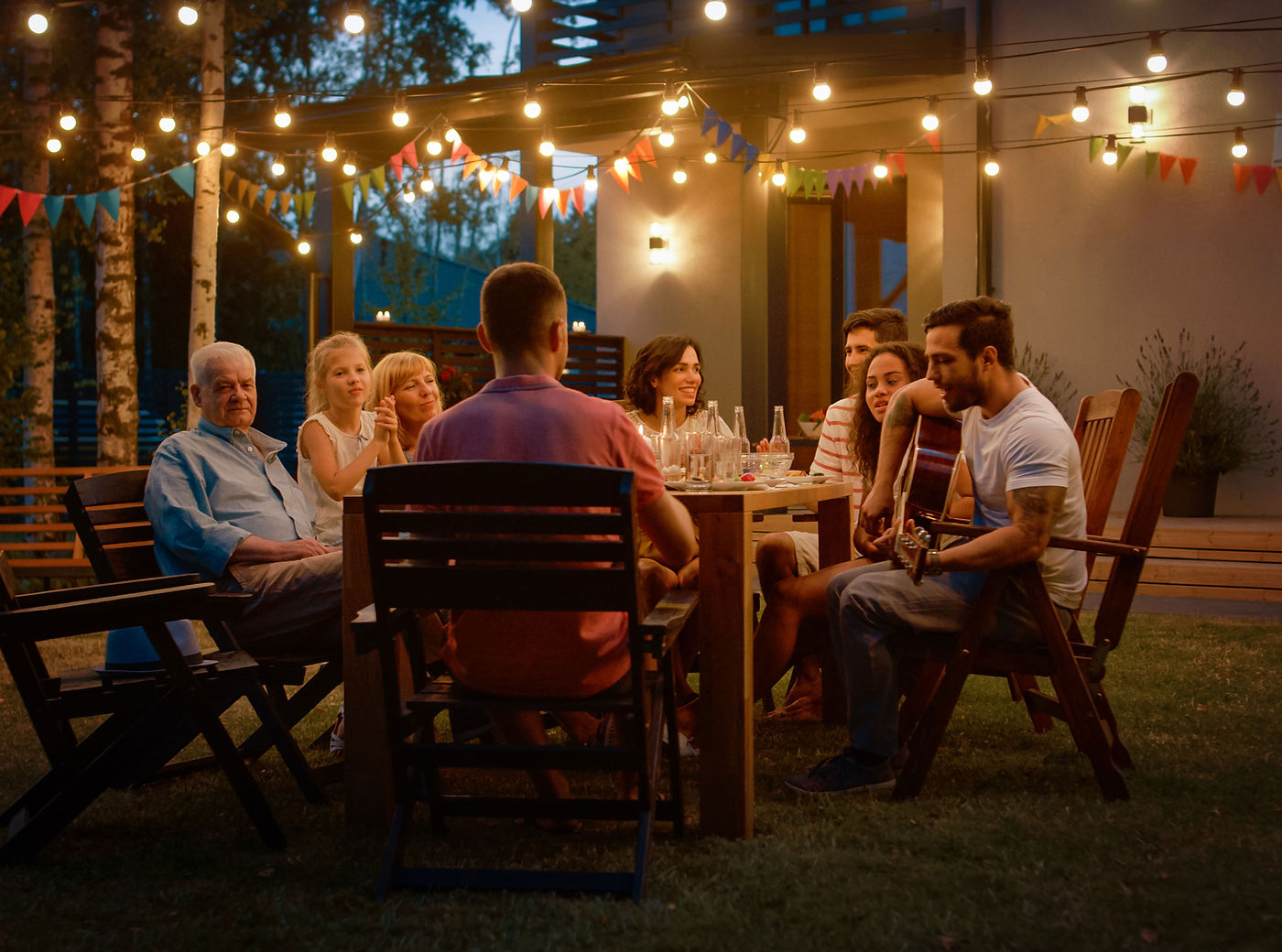 Familias reunidas alrededor de una mesa al aire libre