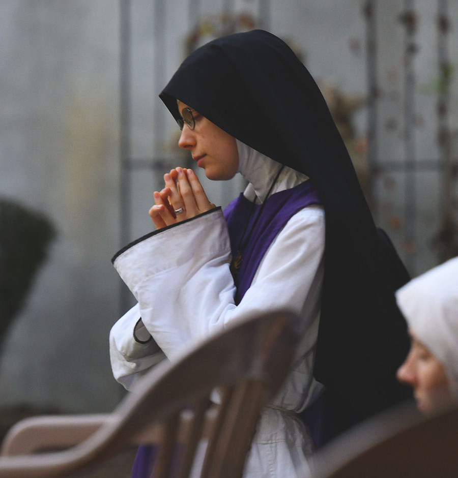 Una religiosa en oración